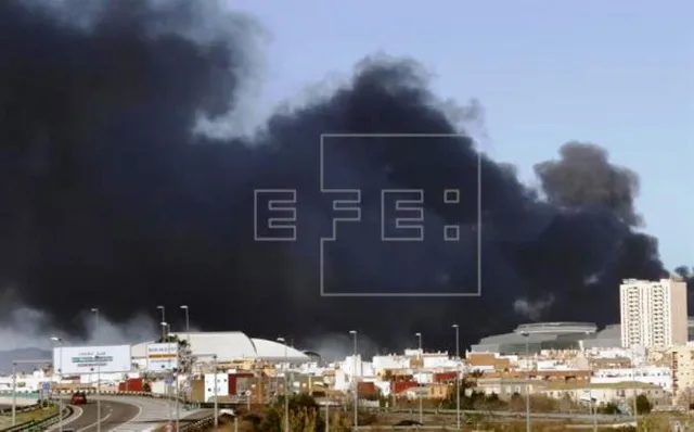Cháy nhà máy hóa chất ở Valencia, Tây Ban Nha - Ảnh 2.