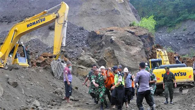 Indonesia: Lở đất trên sườn núi lửa, ít nhất 8 người thiệt mạng - Ảnh 1.