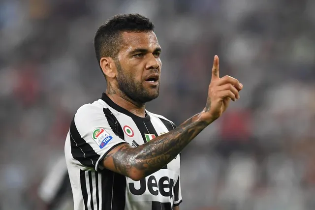 Daniel Alves sẽ quyết định tương lai của mình trong hôm nay Daniel Alves sẽ quyết định tương lai của mình trong hôm nay