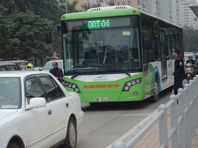 Ra quân xử phạt hành vi lấn làn xe bus nhanh BRT - Ảnh 2.