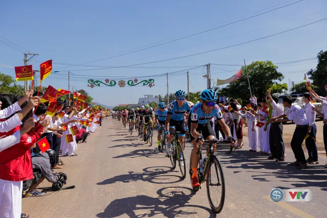 ẢNH: Những khoảnh khắc ấn tượng chặng 9 Giải xe đạp quốc tế VTV Cúp Tôn Hoa Sen 2017 - Ảnh 8.