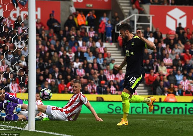 Vòng 37 giải Ngoại Hạng Anh: Stoke City 1-4 Arsenal, Pháo Thủ mơ về Top 4 - Ảnh 2.