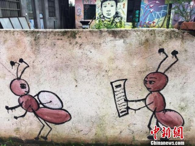 Độc đáo ngôi làng graffiti tại Trung Quốc - Ảnh 6.