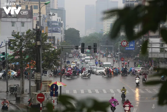 Hà Nội đón tiết trời như Sapa trong buổi sáng mưa lạnh - Ảnh 1.