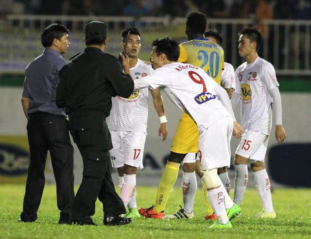 Góc nhìn: Đa dạng các hình thức phản ứng trọng tài tại giải VĐQG V.League 2017 - Ảnh 1.