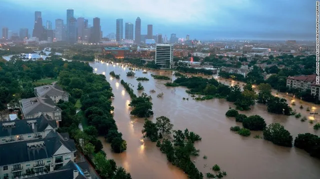 Tổng thống Mỹ thăm Texas trong bão Harvey - Ảnh 12.