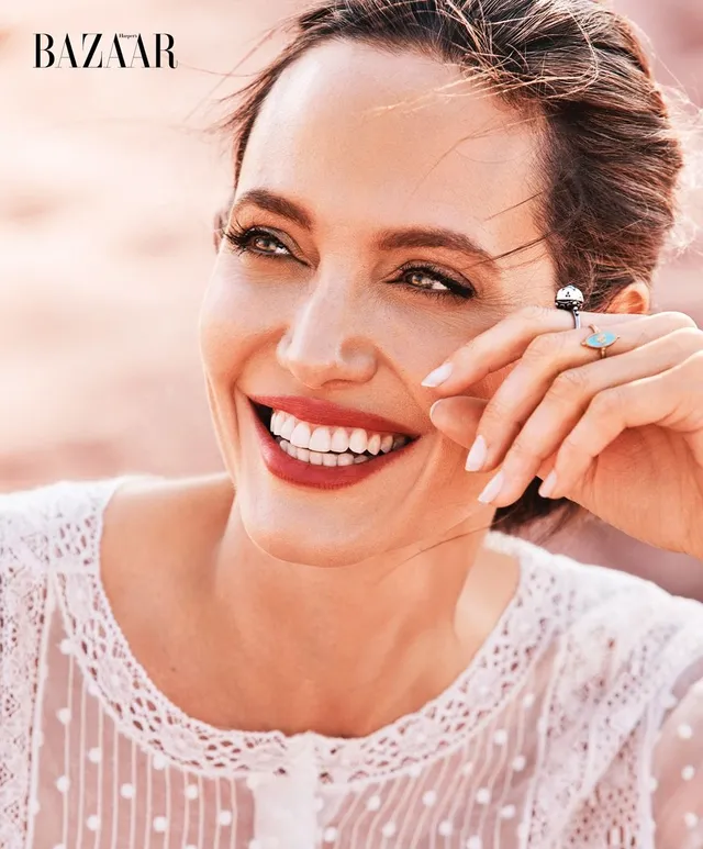 Angelina Jolie vẫn đầy quyền lực, uống trà cạnh hổ báo  - Ảnh 2.