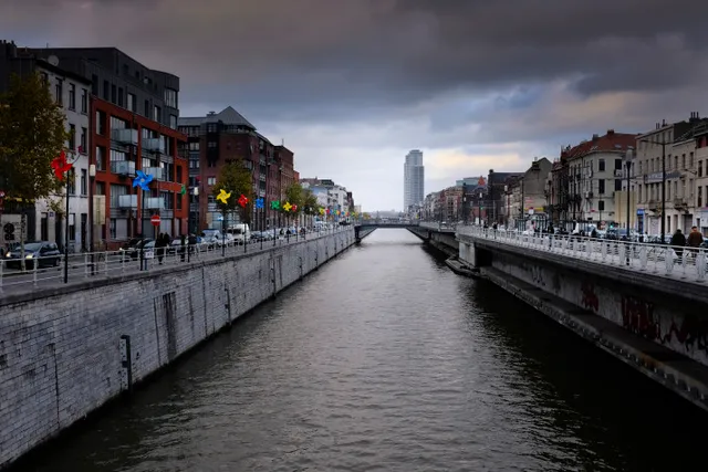 Molenbeek (Bỉ) - Điểm nóng khủng bố ở châu Âu - Ảnh 1.