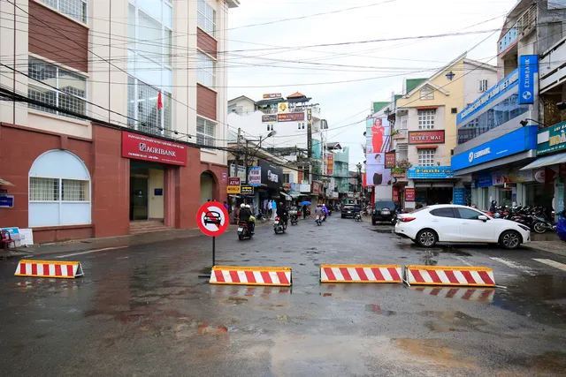 Lãnh đạo tỉnh Lâm Đồng họp bàn giải quyết sự cố lún đất - Ảnh 2.