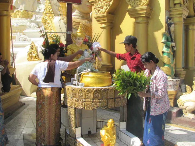 Lễ Tắm Phật và nghi lễ cầu may mắn tại các chùa ở Myanmar - Ảnh 2.