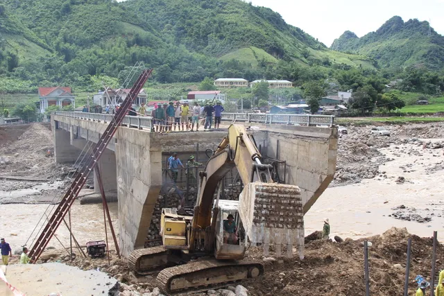 Giao thông vượt khó sau lũ ở Mường La, Sơn La - Ảnh 1.