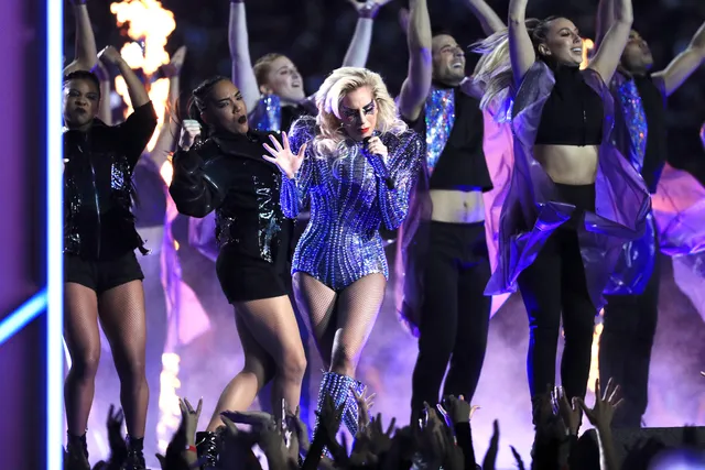 Lady Gaga gọi điện thoại cho bà trước khi bùng nổ tại Super Bowl 2017 - Ảnh 3.