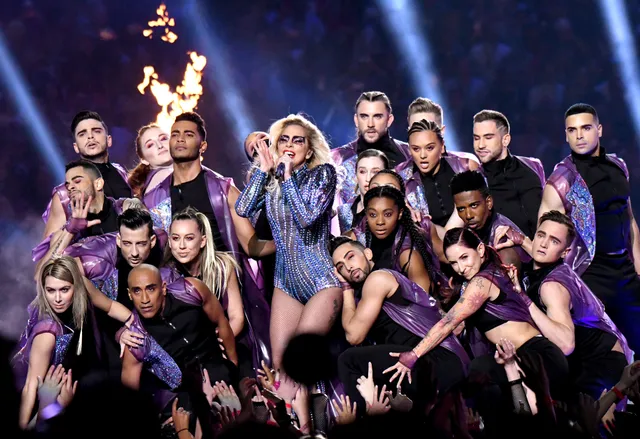 Lady Gaga gọi điện thoại cho bà trước khi bùng nổ tại Super Bowl 2017 - Ảnh 5.