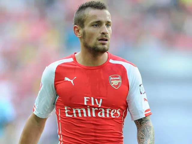 Mathieu Debuchy đã có mặt tại Nice để kiểm tra y tế Mathieu Debuchy đã có mặt tại Nice để kiểm tra y tế