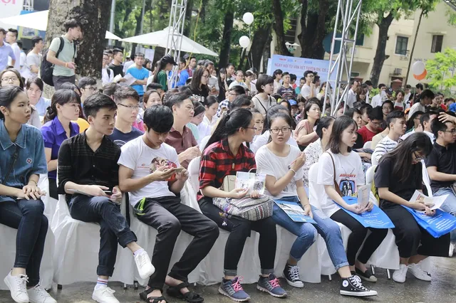 Sĩ tử, phụ huynh băn khoăn với nguyện vọng đã chọn, hồi hộp chờ điểm chuẩn - Ảnh 2.