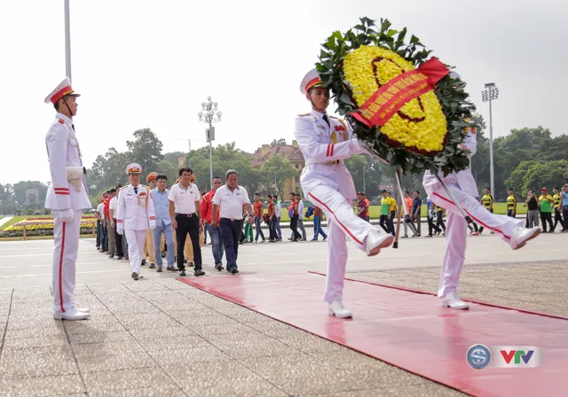 BTC giải xe đạp quốc tế VTV Cup Tôn Hoa Sen 2017 cùng toàn đoàn dâng hoa tưởng nhớ Chủ tịch Hồ Chí Minh vĩ đại - Ảnh 2.