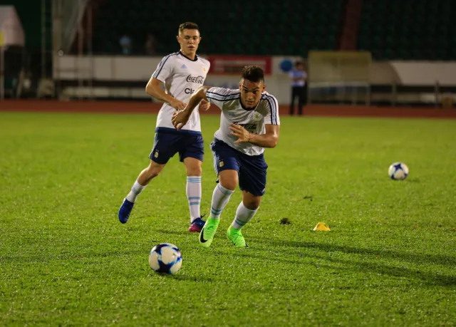 CHÙM ẢNH: ĐT U20 Argentina tập làm quen sân Thống Nhất - Ảnh 11.