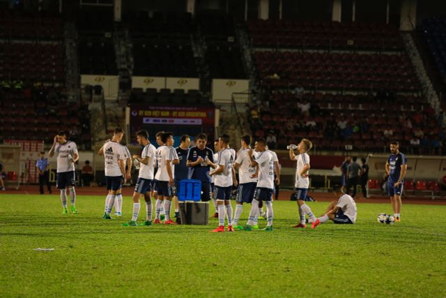 CHÙM ẢNH: ĐT U20 Argentina tập làm quen sân Thống Nhất - Ảnh 1.