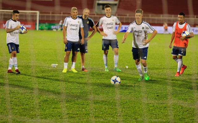 CHÙM ẢNH: ĐT U20 Argentina tập làm quen sân Thống Nhất - Ảnh 4.