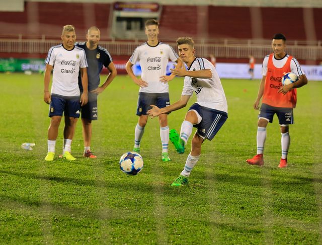 CHÙM ẢNH: ĐT U20 Argentina tập làm quen sân Thống Nhất - Ảnh 5.