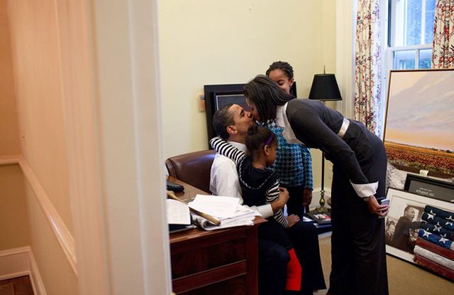 Những bức ảnh minh chứng tình yêu vượt thời gian của vợ chồng ông Obama - Ảnh 28.
