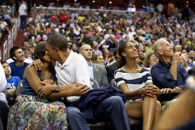 Những bức ảnh minh chứng tình yêu vượt thời gian của vợ chồng ông Obama - Ảnh 6.