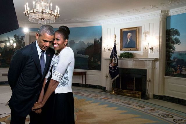 Những bức ảnh minh chứng tình yêu vượt thời gian của vợ chồng ông Obama - Ảnh 10.
