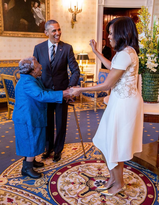 Những bức ảnh minh chứng tình yêu vượt thời gian của vợ chồng ông Obama - Ảnh 11.