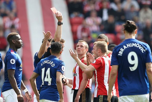 Vòng 32 giải Ngoại Hạng Anh: Sunderland 0-3 Manchester United: Ba bàn thắng và một thẻ đỏ - Ảnh 3.