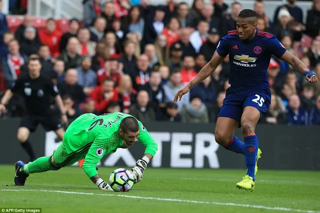 Vòng 29 ngoại hạng Anh: Middlesbrough 1-3 Man United: Valdes sai lầm, Man Utd thoát khỏi vị trí thứ 6 - Ảnh 4.