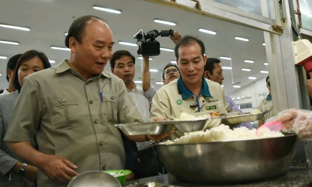 Dùng suất cơm ca chiều, Thủ tướng muốn nghe tiếng nói từ công nhân - Ảnh 2.