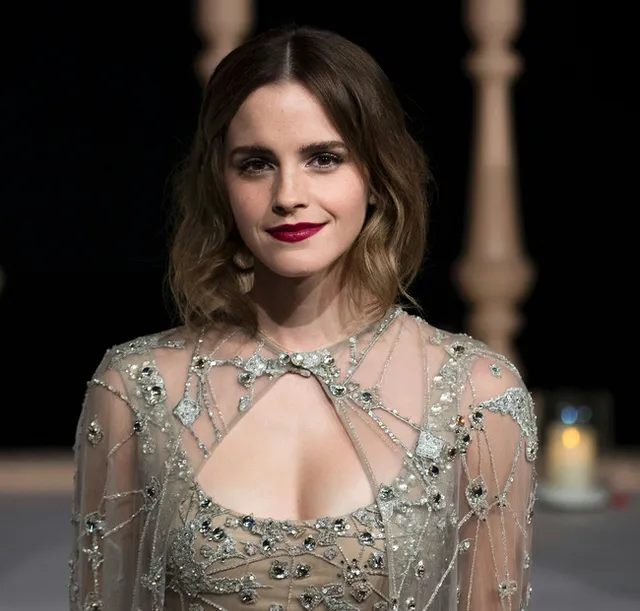 Emma Watson gây chú ý khi diện áo khoét cổ sâu khoe ngực đầy gợi cảm - Ảnh 1.