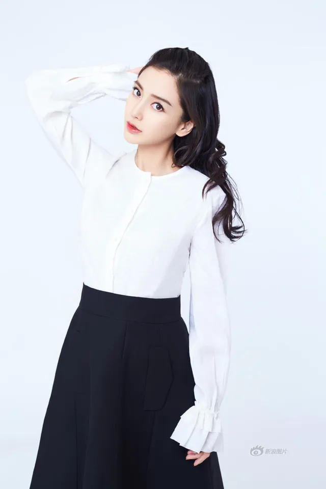 Sau 1 tháng sinh con, Angelababy tái xuất trẻ trung như nữ sinh - Ảnh 6.