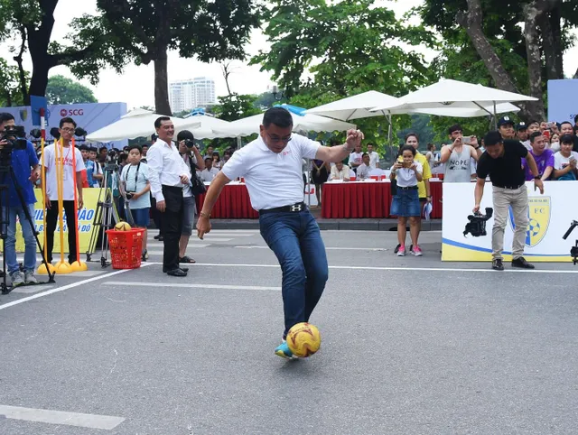 Người dân Hà Nội hứng khởi với Ngày hội bóng đá đường phố lần đầu tiên trên phố đi bộ - Ảnh 1.