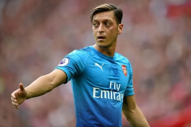 Mesut Ozil phản pháo các huyền thoại, bóng gió trách Wenger - Ảnh 1.