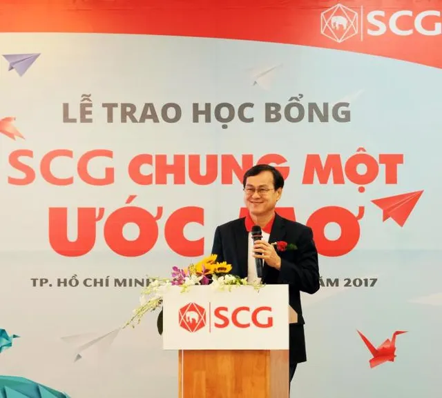 Trao học bổng cho 114 tân sinh viên xuất sắc năm 2017 - Ảnh 1.