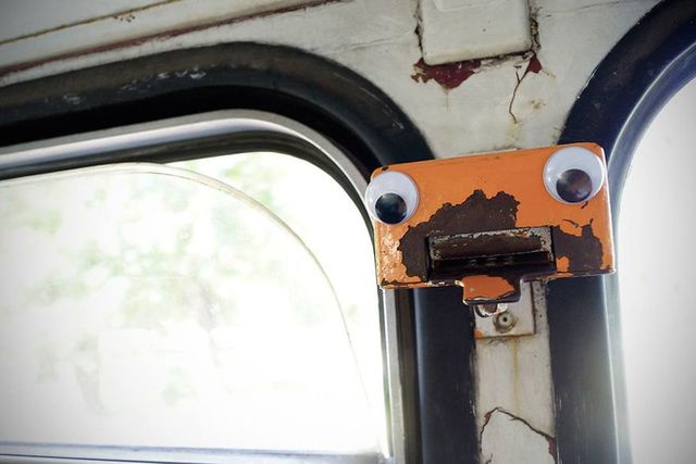 Googly Eye biến các công trình hư hại thành tác phẩm nghệ thuật - Ảnh 8.