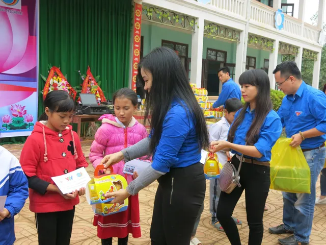 Quỹ tấm lòng Việt trao tặng học bổng cho các em học sinh ở Thanh Hóa - Ảnh 16.