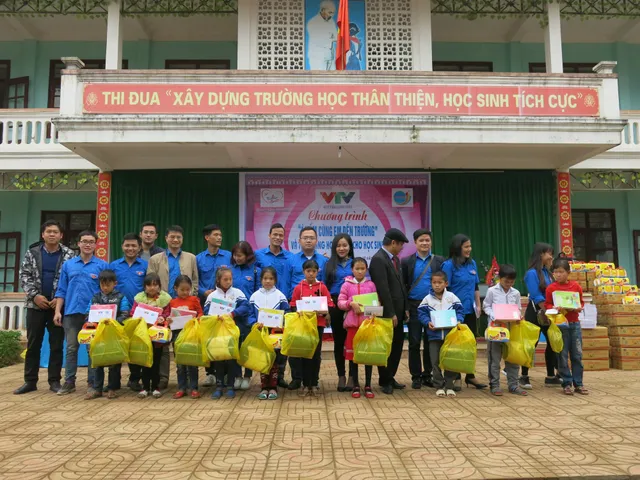 Quỹ tấm lòng Việt trao tặng học bổng cho các em học sinh ở Thanh Hóa - Ảnh 18.