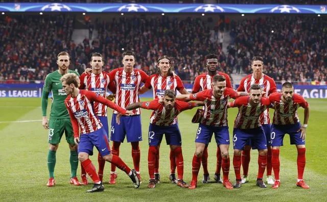 Griezmann lặp lại hành động lạ khi chụp với toàn đội Atl Madrid - Ảnh 3.