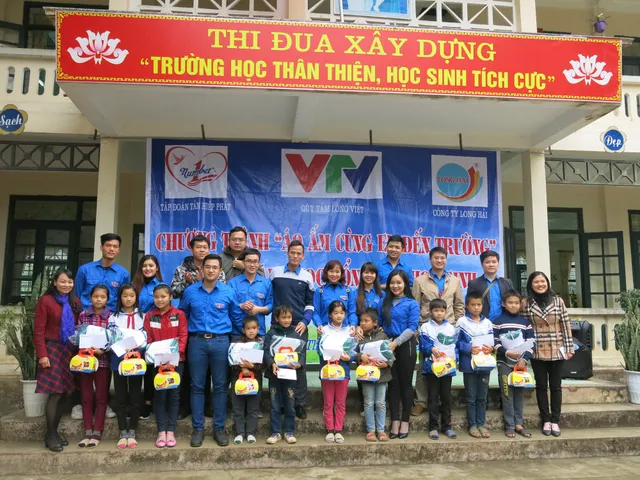 Quỹ tấm lòng Việt trao tặng học bổng cho các em học sinh ở Thanh Hóa - Ảnh 4.