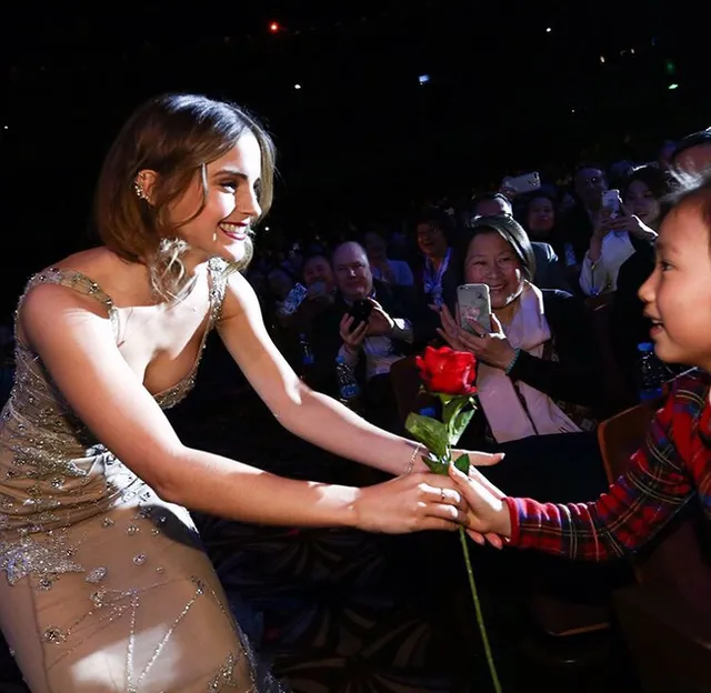 Emma Watson gây chú ý khi diện áo khoét cổ sâu khoe ngực đầy gợi cảm - Ảnh 6.