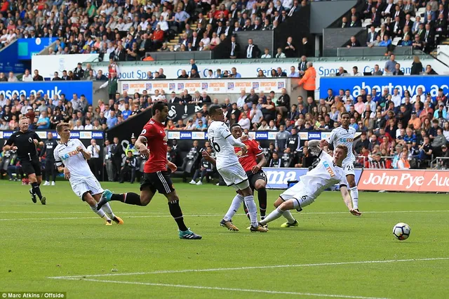 VIDEO Swansea 0-4 Man Utd: Màn thăng hoa của Quỷ đỏ ở hiệp 2 - Ảnh 10.