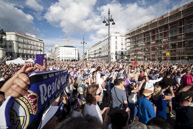 Chùm ảnh: Biển người chào đón chức vô địch của Real Madrid tại quê nhà - Ảnh 7.