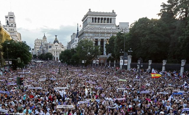 Chùm ảnh: Biển người chào đón chức vô địch của Real Madrid tại quê nhà - Ảnh 5.