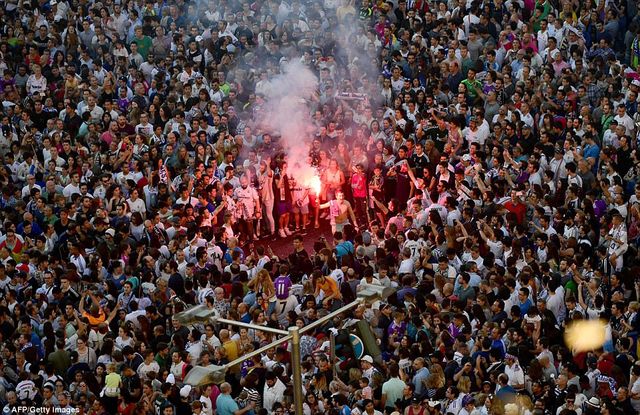 Chùm ảnh: Biển người chào đón chức vô địch của Real Madrid tại quê nhà - Ảnh 6.