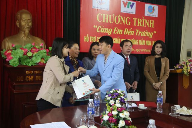Quỹ Tấm lòng Việt hỗ trợ Trường mầm non Lam Điền 20 triệu đồng để cải thiện cơ sở vật chất - Ảnh 1.