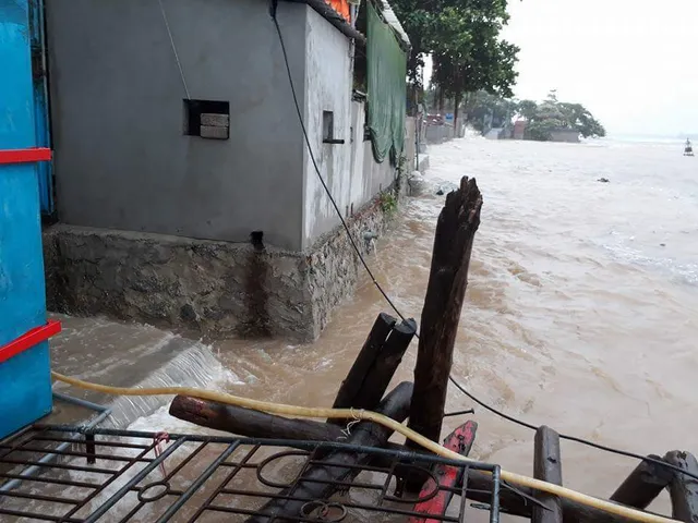 Bão số 10 gây mưa lớn tại Thanh Hóa, mọi tuyến đường ngập trong nước - Ảnh 2.