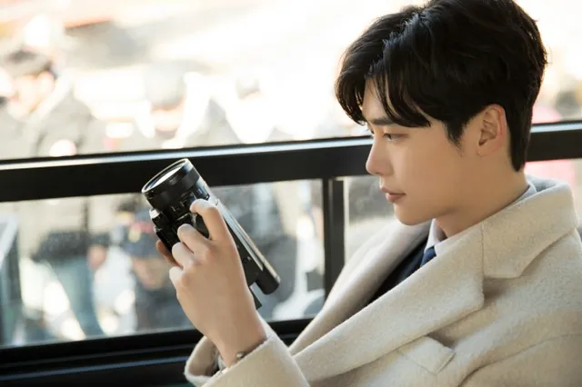 Rụng tim với hình ảnh lung linh của Lee Jong Suk ở hậu trường Khi nàng say giấc - Ảnh 5.