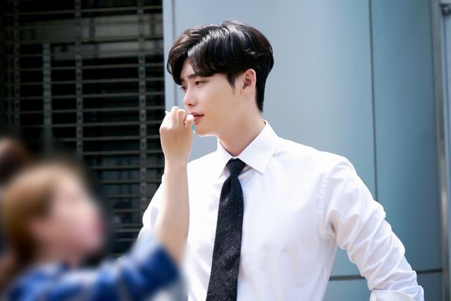 Khi nàng say giấc tiếp tục đánh gục fan bằng loạt ảnh đẹp long lanh của Lee Jong Suk - Ảnh 1.